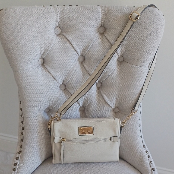 Tommy Hilfiger Handbags - TOMMY HILFIGER Cream Pebbled Crossbody Bag With Inside & Outside Pockets